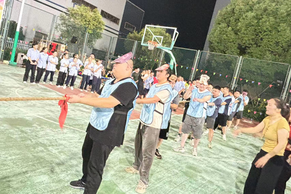 奇億金屬趣味運(yùn)動(dòng)會(huì)拔河比賽現(xiàn)場(chǎng)特寫